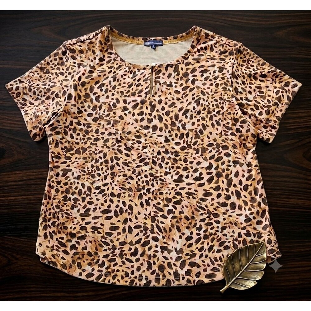 Democracy Women’s L Leopard Print Top NWT Keyhole Neckline Short Sleeve Shirt